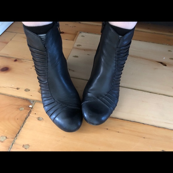 Vintage black leather booties - Picture 4 of 8